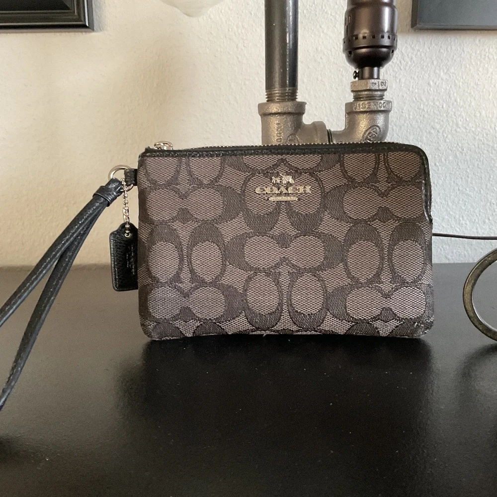 Pre-loved classic COACH wrist wallet